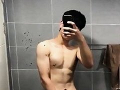 handsome twink jerks on cam in bathroom (17'')